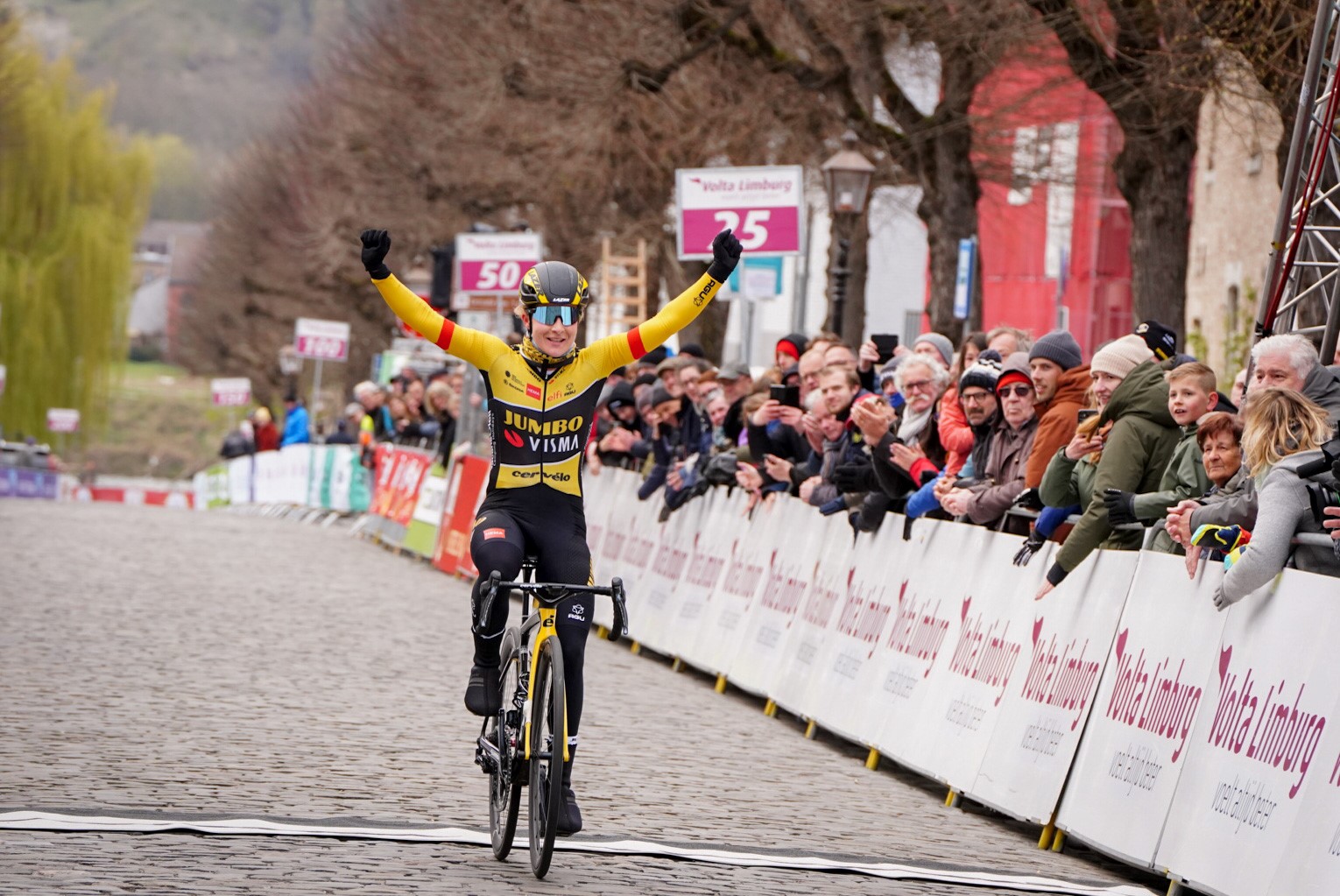 Amber Kraak wint dameswedstrijd Volta Limburg Classic